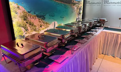 Aufgebautes Buffet mit Chafing Dishes