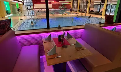Sitzloge mit Blick auf das Schwimmbecken