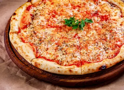 Pizza Margherita frisch aus dem Steinofen